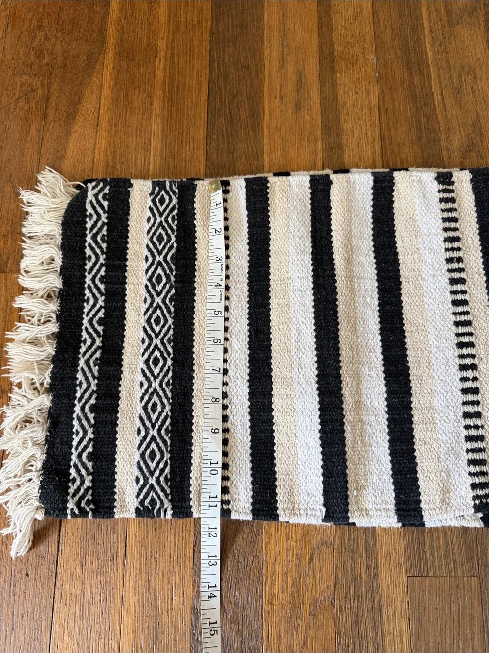 🍴Set of 4 black/cream patterned rectangular placemats.